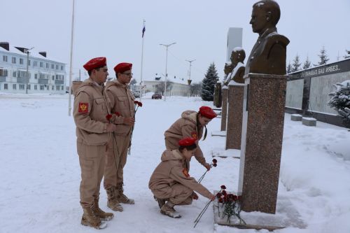 Пример служения Родине: на Аллее славы прошел урок мужества для школьников
