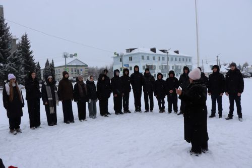Пример служения Родине: на Аллее славы прошел урок мужества для школьников