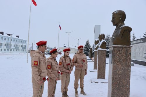 Пример служения Родине: на Аллее славы прошел урок мужества для школьников