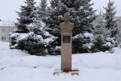 Пример служения Родине: на Аллее славы прошел урок мужества для школьников