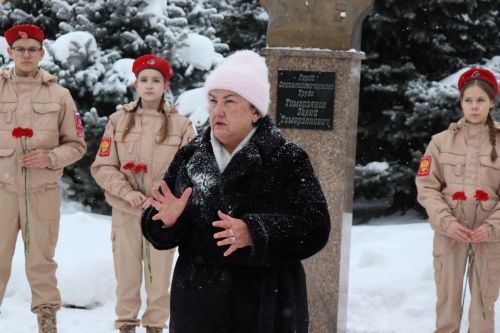 Пример служения Родине: на Аллее славы прошел урок мужества для школьников