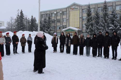 Пример служения Родине: на Аллее славы прошел урок мужества для школьников