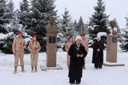 Пример служения Родине: на Аллее славы прошел урок мужества для школьников