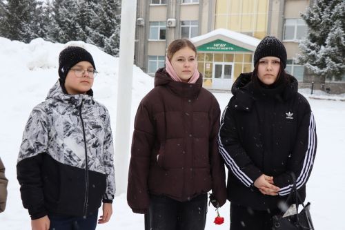 Пример служения Родине: на Аллее славы прошел урок мужества для школьников
