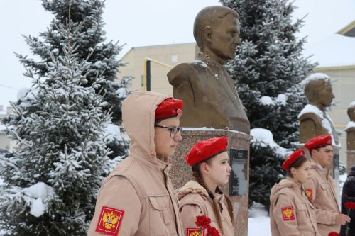 Пример служения Родине: на Аллее славы прошел урок мужества для школьников