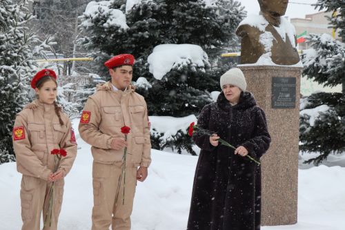 Пример служения Родине: на Аллее славы прошел урок мужества для школьников