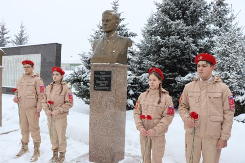 Пример служения Родине: на Аллее славы прошел урок мужества для школьников