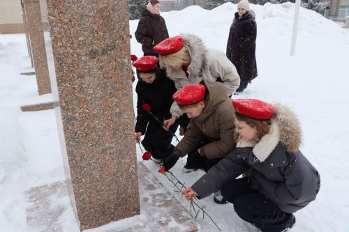 Пример служения Родине: на Аллее славы прошел урок мужества для школьников