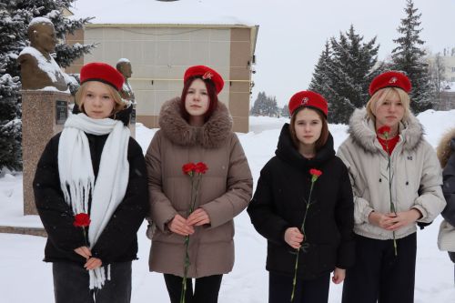 Пример служения Родине: на Аллее славы прошел урок мужества для школьников