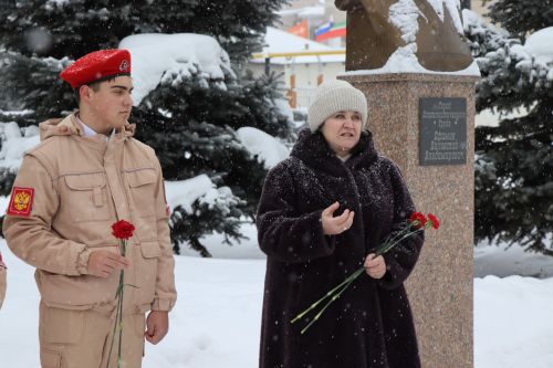 Пример служения Родине: на Аллее славы прошел урок мужества для школьников