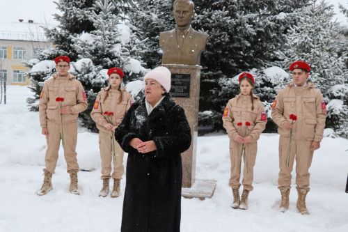 Пример служения Родине: на Аллее славы прошел урок мужества для школьников