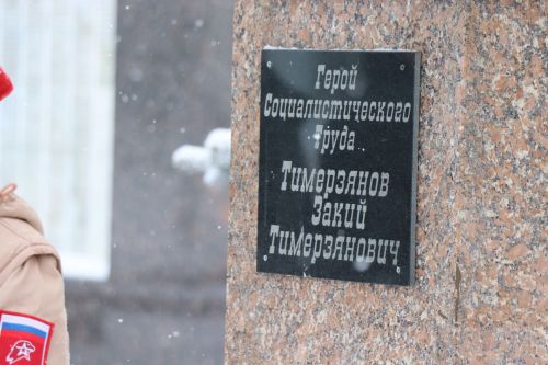 Пример служения Родине: на Аллее славы прошел урок мужества для школьников