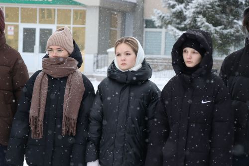 Пример служения Родине: на Аллее славы прошел урок мужества для школьников