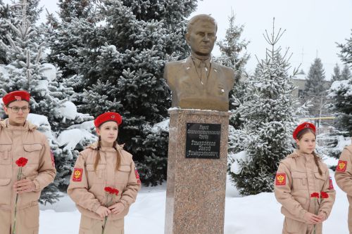 Пример служения Родине: на Аллее славы прошел урок мужества для школьников