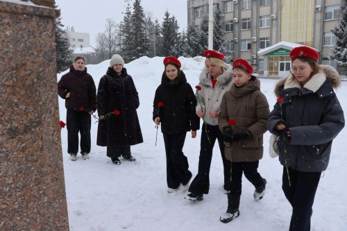 Пример служения Родине: на Аллее славы прошел урок мужества для школьников