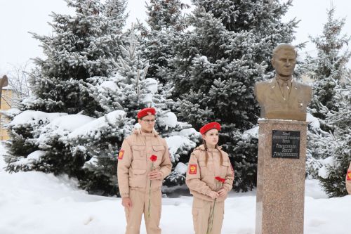 Пример служения Родине: на Аллее славы прошел урок мужества для школьников