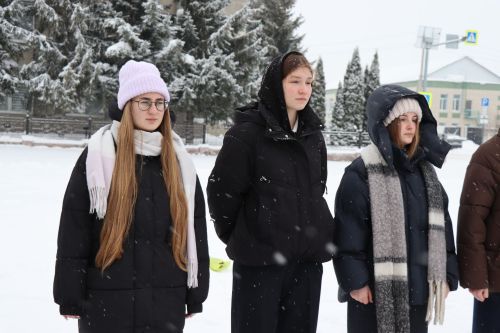 Пример служения Родине: на Аллее славы прошел урок мужества для школьников