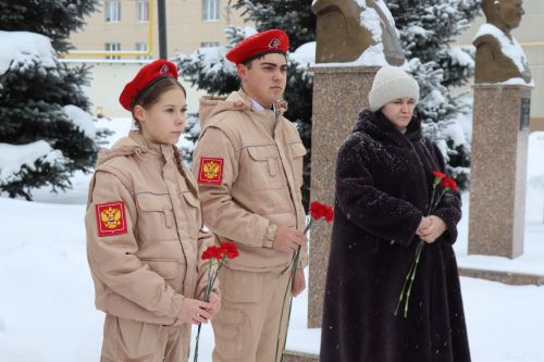Пример служения Родине: на Аллее славы прошел урок мужества для школьников