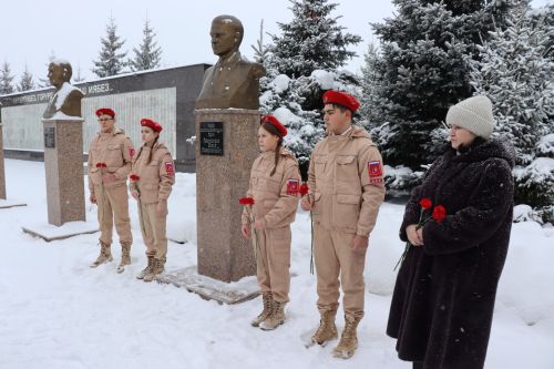 Пример служения Родине: на Аллее славы прошел урок мужества для школьников