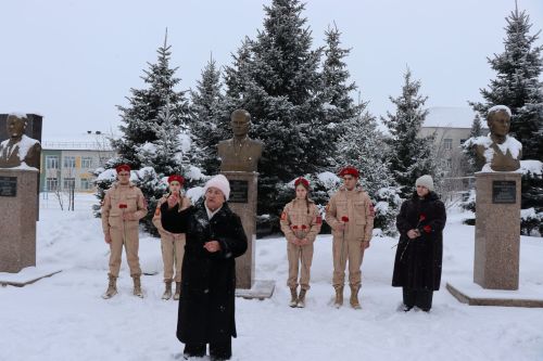 Пример служения Родине: на Аллее славы прошел урок мужества для школьников