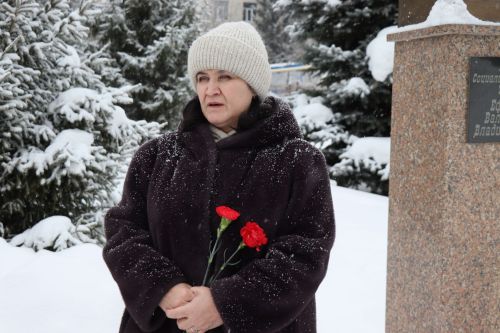 Пример служения Родине: на Аллее славы прошел урок мужества для школьников