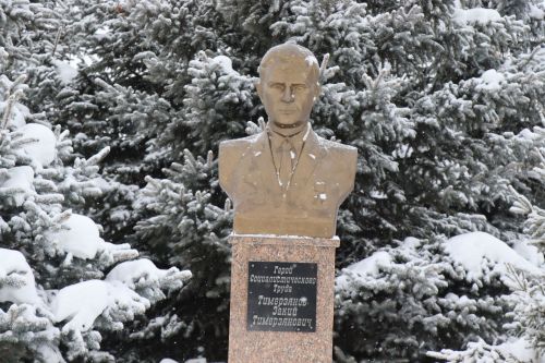 Пример служения Родине: на Аллее славы прошел урок мужества для школьников