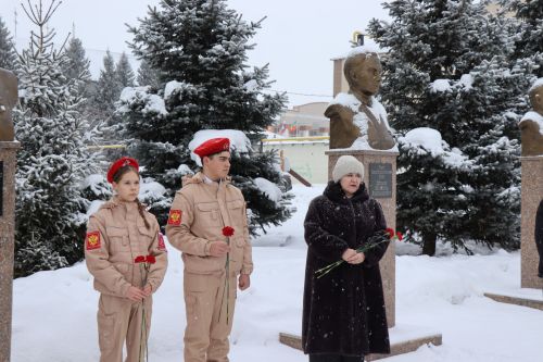 Пример служения Родине: на Аллее славы прошел урок мужества для школьников