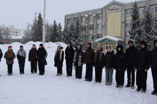 Пример служения Родине: на Аллее славы прошел урок мужества для школьников