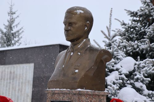 Пример служения Родине: на Аллее славы прошел урок мужества для школьников