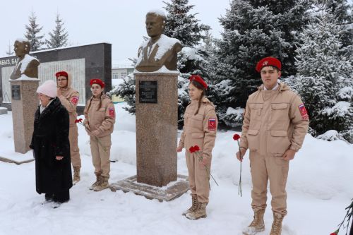 Пример служения Родине: на Аллее славы прошел урок мужества для школьников