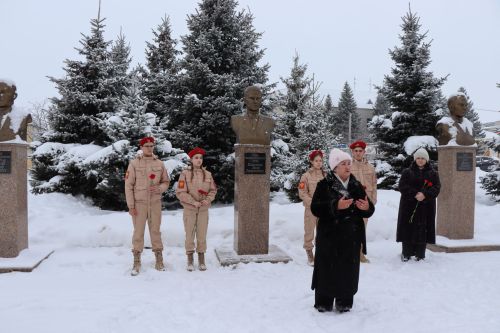 Пример служения Родине: на Аллее славы прошел урок мужества для школьников