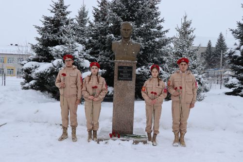 Пример служения Родине: на Аллее славы прошел урок мужества для школьников