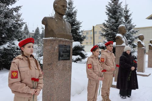Пример служения Родине: на Аллее славы прошел урок мужества для школьников
