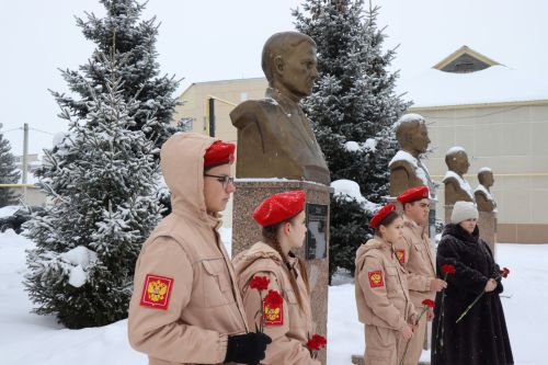 Пример служения Родине: на Аллее славы прошел урок мужества для школьников