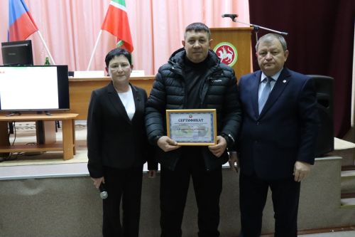Отремонтированные скверы и новые дороги: чем живет Амзинское сельское поселение