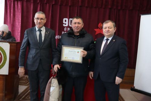 В Староальметьевском сельском поселении подвели итоги работы и вручили сертификаты на доильные аппараты