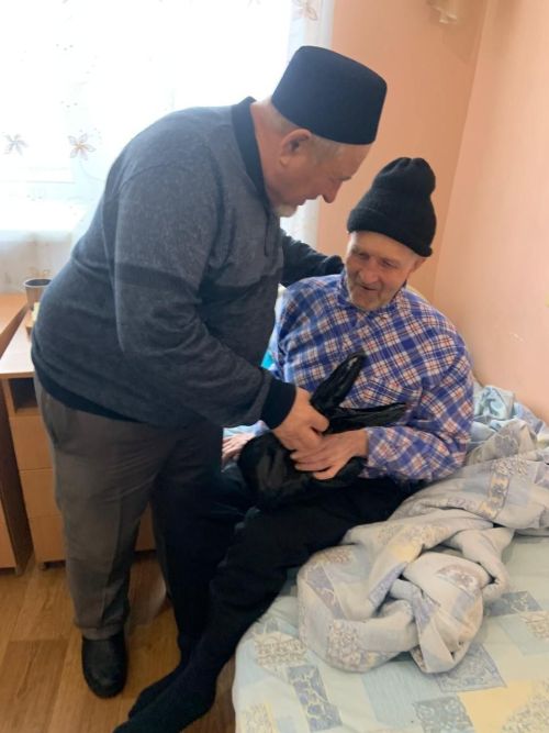 Новогоднее тепло для земляков: руководство Новоиглайкинского поселения навестило подопечных Нурлатского дома-интерната