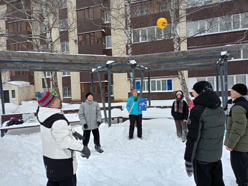 Зимние забавы от библиотеки: в нурлатском сквере зазвучал детский смех