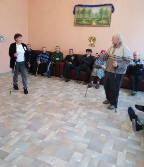 В Нурлатском доме-интернате прошло занятие по скандинавской ходьбе