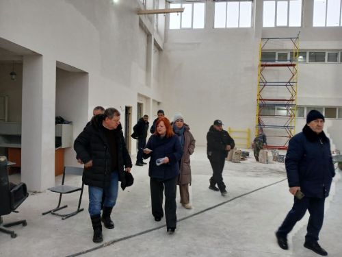 Глава Нурлатского района Дамир Ишкинеев проверил ход капитального ремонта в городской школе №9