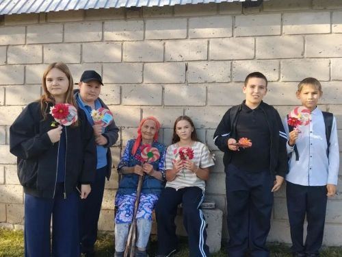 Пятиклассники Егоркинской СОШ сделали открытки ко Дню пожилого человека