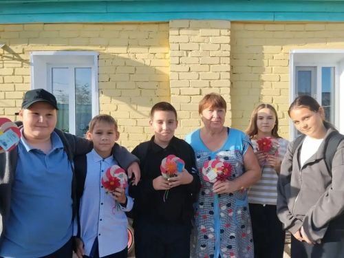 Пятиклассники Егоркинской СОШ сделали открытки ко Дню пожилого человека