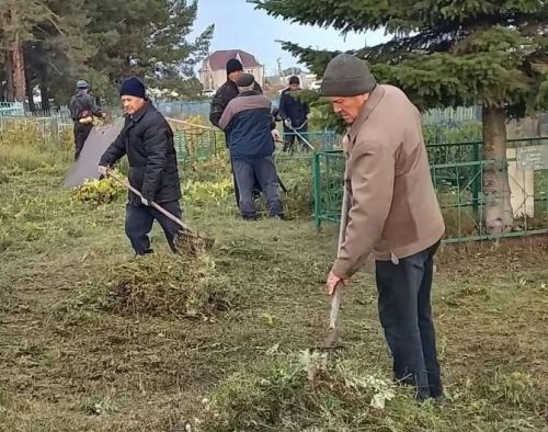 На кладбище микрорайона Курмыш прошел традиционный осенний субботник