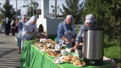 В сквере «Привокзальный» угощали блинами из печи