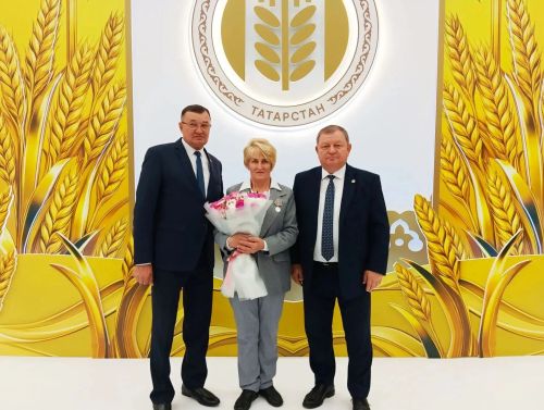 Раис РТ вручил медаль нурлатской доярке Любови Даниловой