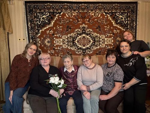 В Нурлате библиотекари навестили поэтессу Антонину Халипа
