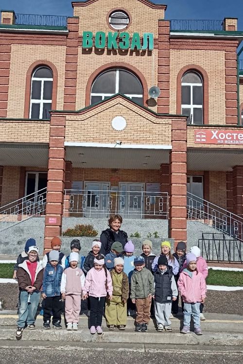 Воспитанники группы «Радуга» построили железнодорожный вокзал из конструктора «Бабашки»