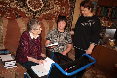 Нурлатцы навестили поэтессу Антонину Халипа в ее 85-й юбилейный год