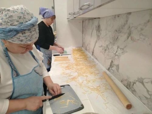 В Нурлате для бойцов СВО нарезали домашнюю лапшу