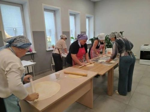 В Нурлате для бойцов СВО нарезали домашнюю лапшу